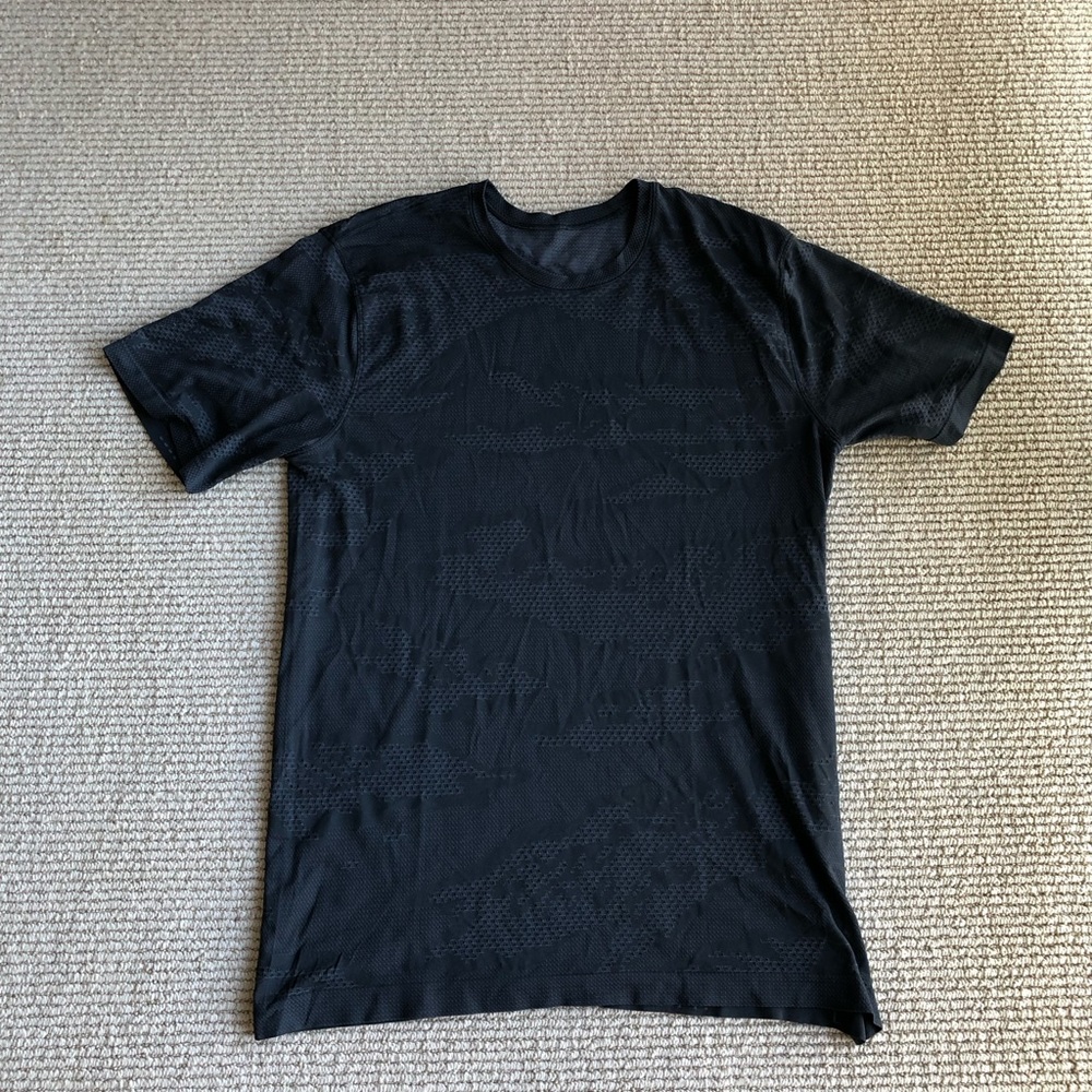 Lululemon vent tech shirt